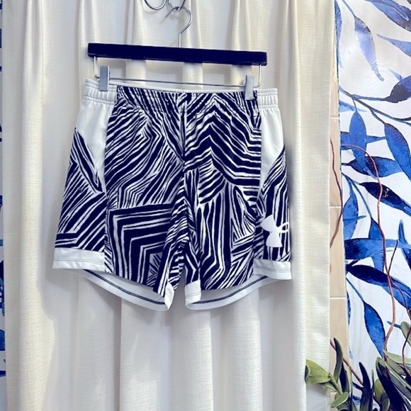 NWOT Women’s Under Armour Baseline 6.75’’ Loose Fit Basketball Shorts Size M - Picture 1 of 5